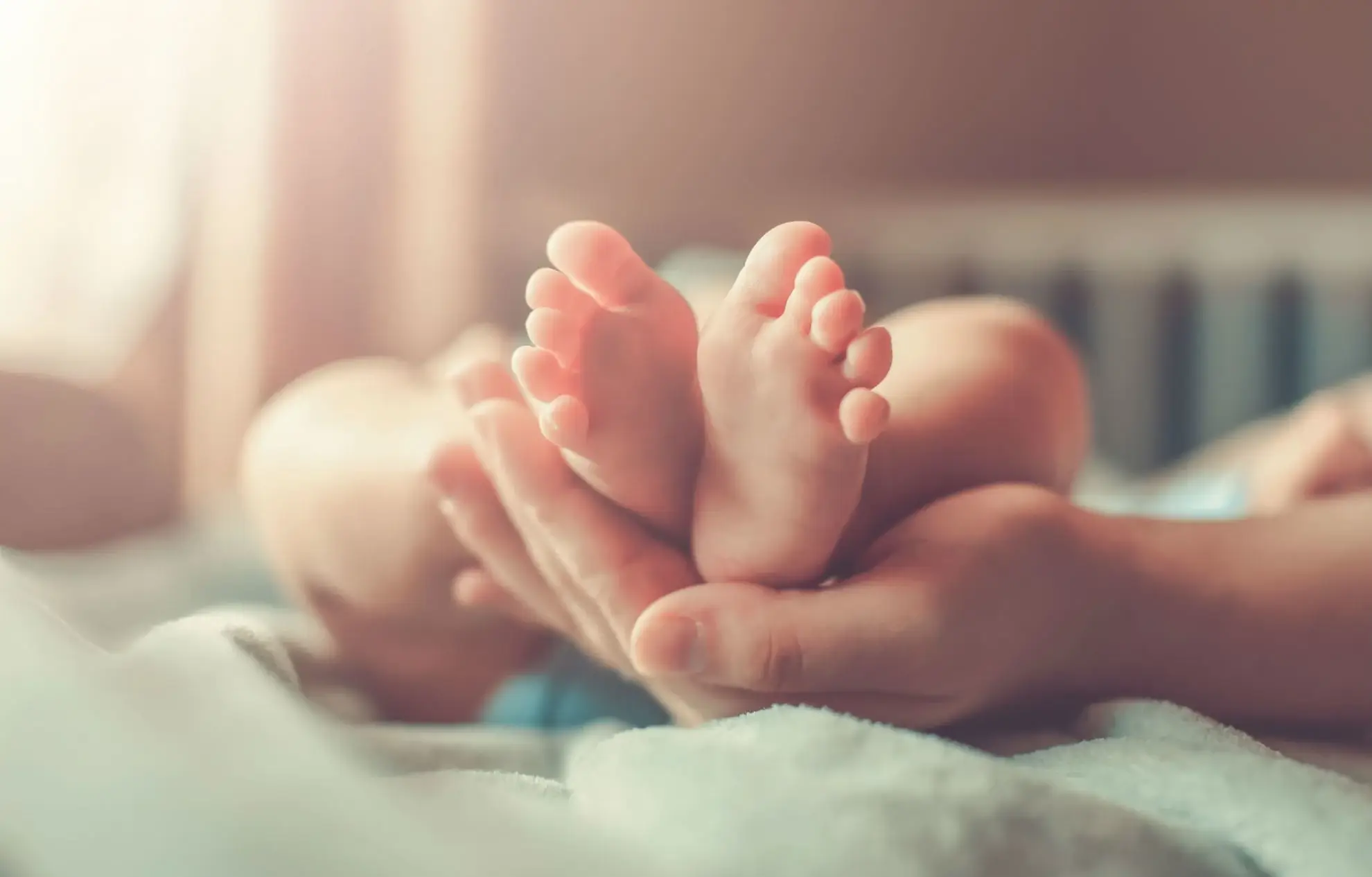 feet-of-new-born-baby-in-hands-of-parents-84BXQ94-min (1)